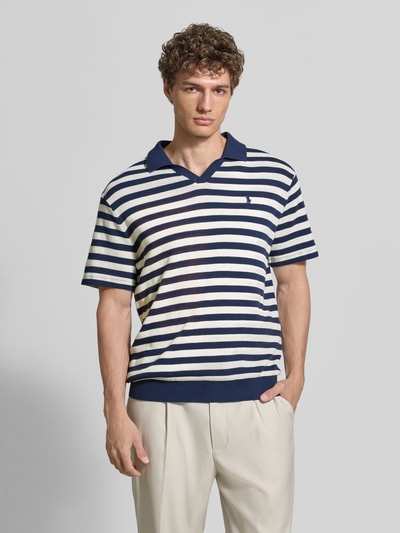 Männermodel trägt Regular Fit Poloshirt aus reiner Baumwolle von Polo Ralph Lauren, Optik:Allover-Muster, Feinstrick, Ganzkörperansicht von vorne.