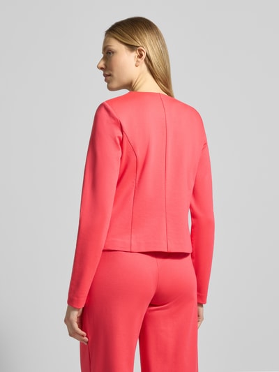 Frauenmodel trägt Slim Fit Blazer in offener Passform Modell 'KATE' von ICHI, Material-Mix mit Viskose-Anteil, Rückansicht Ganzkörperansicht.