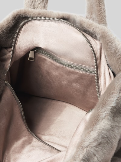 Productfoto, Shopper met ritssluiting van White Label, imitatiebont, binnenvak met ritssluiting, lichtroze en beige tinten, zachte textuur