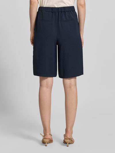 Vrouwenmodel draagt Straight Fit Bermuda met siergesp van Zero, marineblauw, bandplooien, achterzakken, deels elastische band, geheel van achteren gezien