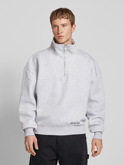 PROHIBITED Oversized Sweatshirt mit Label-Stitching Modell 'Clapham' Hellgrau 4