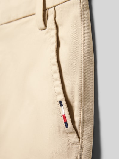 Productfoto, Regular Fit Chinoshorts aus Baumwoll-Mix van Tommy Hilfiger Teens, effen kleuren, gestikt logo, katoenmix, detailopname