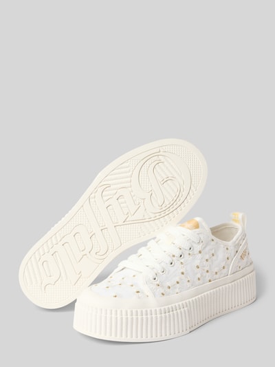 Produktfoto, Sneaker mit Stitchings Modell 'MADISON LOW BLOOM' von Buffalo, weiß mit gelben Details, abgerundete Spitze, Schnürung, strukturierte Oberfläche, dicke Plateausohle, geeignet als Damen Sneaker.