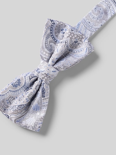 Produktfoto, mucha i poszetka w zestawie z czystego jedwabiu od Prince Bowtie, klasyczny kształt, regulowana szerokość kołnierzyka, odcienie szarości i błękitu z delikatnym paisleyowym wzorem, subtelna błyszcząca faktura.