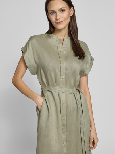 Frauenmodel trägt Hemdblusenkleid aus Leinen mit Bindegürtel Modell 'AMATISTA' von ECOALF, Midikleid in Beige, Nahaufnahme Oberkörper