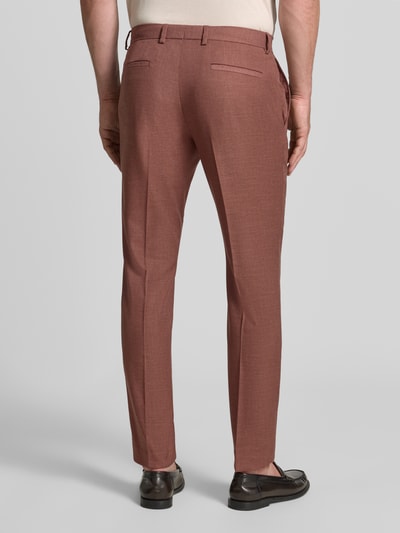 Männermodel trägt Regular Anzughose mit Viskose-Anteil von s.Oliver BLACK LABEL, rötlich-brauner Stoff, Ganzkörperansicht Rückansicht.