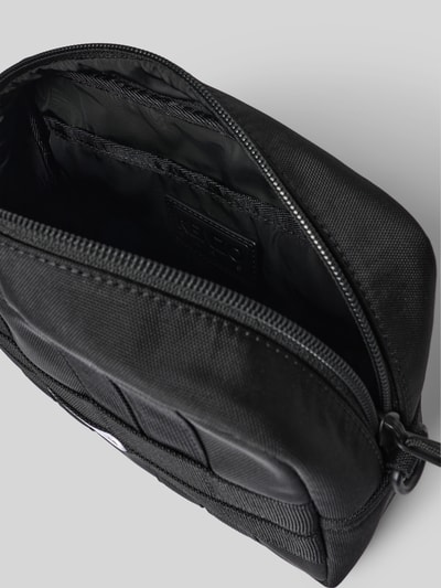 Produktfoto, schwarze Crossbody Bag mit Logo-Stitching von Kenzo, Strukturmuster, Reißverschluss, Steckfach innen, abnehmbarer Schulterriemen