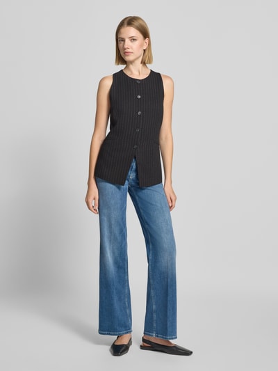 Vrouwenmodel draagt Straight Fit Jeans aus Baumwoll-Mix Modell 'TESS' van CAMBIO, blauw, rechte pijpen, effen structuur, Ganzkörperansicht van voren, dames straight fit jeans van CAMBIO.