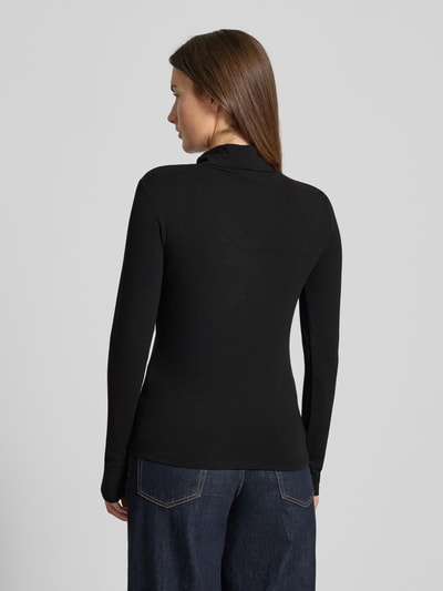 Frauenmodel trägt Slim Fit Turtleneck mit Viskose-Anteil von Tom Tailor Denim, Optik: Unifarben, Passform: Slim-Fit, Material: Viskose-Mix, Langarm, Ganzkörperansicht Rückansicht.