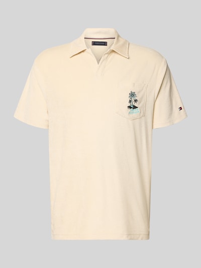 Produktfoto, Regular Fit Poloshirt aus Frottee von Tommy Hilfiger in Creme mit Polokragen, Label Stitching, Brusttasche und strukturierter Optik