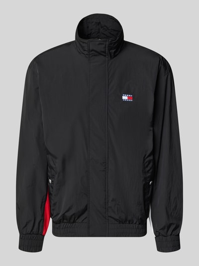 Produktfoto, Regular Fit Blouson mit Logo-Stitching von Tommy Hilfiger in Schwarz mit Stehkragen, Satin-Textur, unifarbene Optik, rote Details, seitliche Eingrifftaschen und elastischen Abschlüssen.