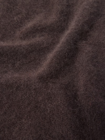 Produktfoto, brauner Stoff mit weicher, flauschiger Textur, Schal in dreieckiger Form von COMMA, reine Baumwolle, Breite 54 cm