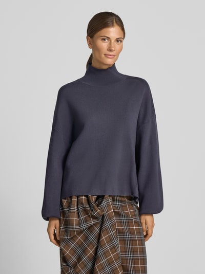Frauenmodel trägt Strickpullover aus Viskose-Mix Modell 'Mercy East' von MSCH Copenhagen, Relaxed Fit, Stehkragen, Ganzkörperansicht von vorne.