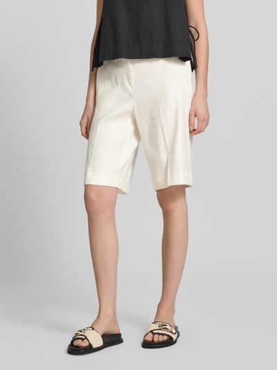 Frauenmodel trägt Regular Fit Bermuda aus Leinen-Mix Modell 'PHILIPA' von Raphaela By Brax, unifarben, Nahaufnahme Unterkörper.