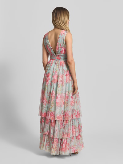 Frauenmodel trägt Abendkleid mit Volantsaum und V-Ausschnitt von LACE & BEADS, Chiffon, A-Linie, florale Muster, Maxikleid, Rückansicht, Ganzkörperansicht.