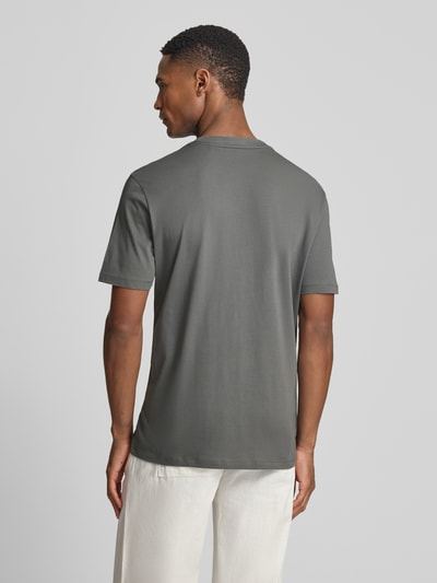 Männermodel trägt Regular Fit T-Shirt aus reiner Baumwolle Modell 'DERO222' von HUGO, Optik: Unifarben, Grau, Jersey, Ganzkörperansicht Rückansicht.