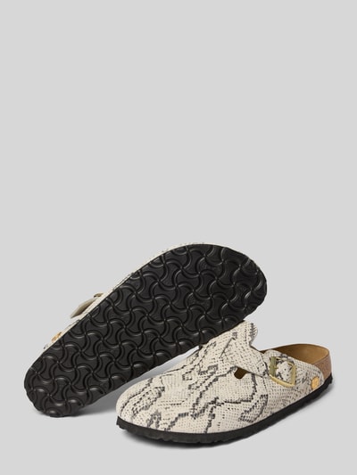 Produktfoto, Clogs aus echtem Leder Modell 'BOSTON' von Birkenstock in Schlangenoptik, metallische Dornschließe, strukturierte schwarze Sohle, abgerundete Form, Absatzhöhe 4 cm bei Größe 40
