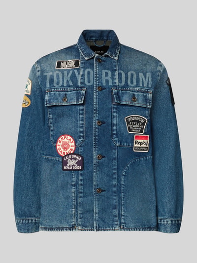 Produktfoto, Regular Fit Jeansjacke aus katoenmix van Replay in blauw met all-over labelpatches, borstzakken, steekzakken, platte kraag en knoopsluiting, ruglengte maat M 70 cm, schouderbreedte 48 cm, borstwijdte 55 cm, mouwlengte 66 cm