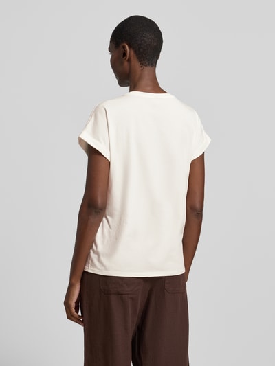 Frauenmodel trägt T-Shirt mit fixiertem Ärmelaufschlag Modell 'RINA' von Soyaconcept, cremefarben, glatte Struktur, Ganzkörperansicht Rückansicht. Damen T-Shirt aus Baumwoll-Mix mit Stretch, gerader Schnitt, Rundhalsausschnitt, Rückenlänge 62 cm, schlichte Optik.