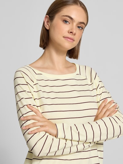 Frauenmodel trägt Regular Fit Langarmshirt aus reiner Baumwolle von Marc O'Polo in Creme mit braunen Streifen, Damen Langarmshirt von Marc O'Polo DENIM, Nahaufnahme Oberkörper.