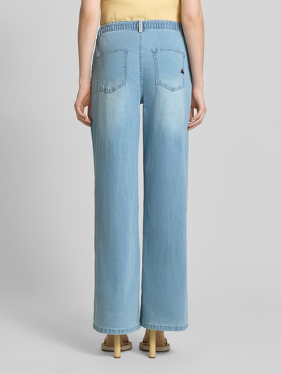 Frauenmodel trägt Wide Leg Jeans mit Bindegürtel von Buena Vista, hellblauer Baumwoll-Mix mit Seiden-Anteil, Ganzkörperansicht Rückansicht.