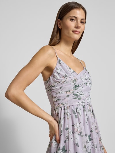 Vrouwenmodel draagt Regular Fit avondjurk met bloemenprint model 'Kate' van GUIDO MARIA KRETSCHMER WOMAN, plooienlook, spaghetti-bandjes, Nahaufnahme bovenlichaam.