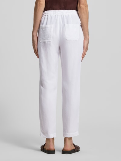 Männermodel trägt Straight Fit Stoffhose aus Viskose-Mix mit Leinen-Anteil von Marc Cain, weiß, elastischer Bund, krój straight fit, kieszenie z tyłu, Szerokość w rozmiarze 36: 37 cm, długość nogawki 66 cm, Ganzkörperansicht Rückansicht