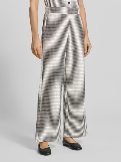 Frauenmodel trägt Regular Fit Weite Hose aus Baumwoll_Mix von Tom Tailor Denim in Two-Tone-Optik, gestreift, Strick, Ganzkörperansicht von vorne.