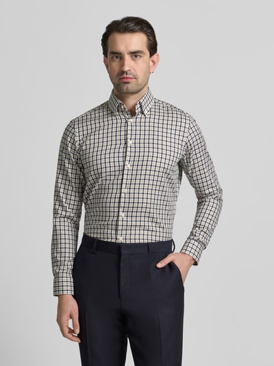 Męski model nosi Regular Fit Business Hemd aus Baumwolle von Christian Berg Men w beżowo-granatową kratkę, krój regular fit, czysta bawełna, koszula biznesowa, guzikowa listwa, kołnierzyk button-down, długość pleców w rozmiarze 39/40: 77 cm, szerokość w rozmiarze 39/40: 44 cm, długość rękawa w rozmiarze 39/40: 64 cm, całkowity widok z przodu.