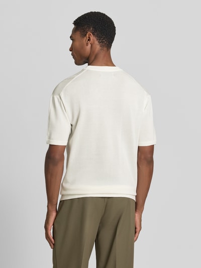 Männermodel trägt Regular Fit T-Shirt aus reiner Baumwolle Marc O'Polo × DFB Travel Collection, Optik: Unifarben, Ganzkörperansicht Rückansicht.