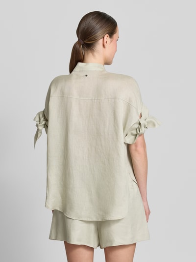 Frauenmodel trägt Regular Fit Bluse mit Stehkragen und Knopfleiste von ARMANI EXCHANGE, kurze Ärmel mit Knotendetail, Rückenlänge 67 cm, ganzkörperansicht rückansicht.