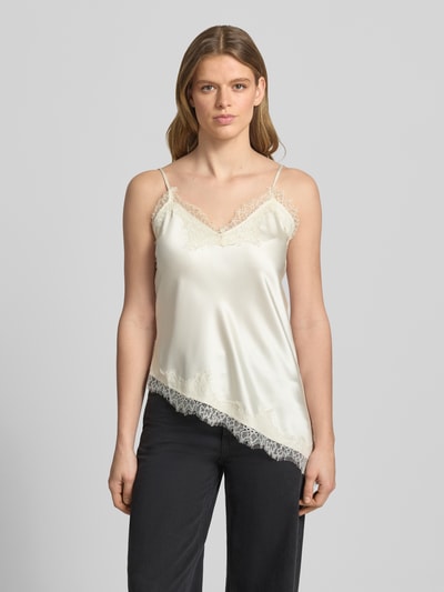 Vrouwenmodel draagt Shaped Fit Trägertop uit satijn model 'BELLA' van Only, effen, V-hals, kantafwerking, asymmetrische zoom, vooraanzicht busteshot.