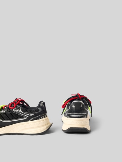 Produktfoto, Sneaker mit Kontrastbesatz von Dsquared2 für Herren mit abgerundeter Form, Schnürverschluss, Ziernähte, strukturierte Sohle, schwarze und beige Töne, rote Details, Mesh-Textur.