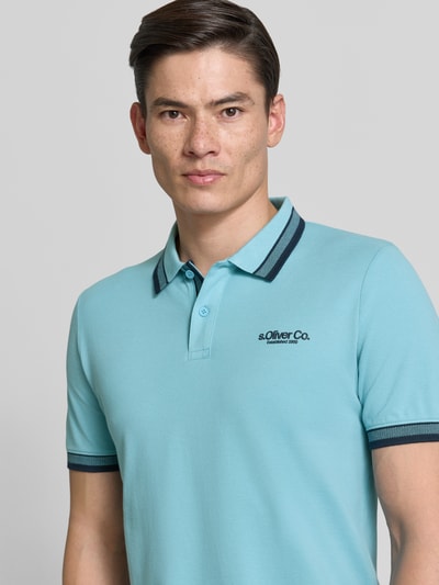 Männermodel trägt Regular Fit Poloshirt aus Baumwoll-Mix von s.Oliver RED LABEL in Optik: Unifarben, Nahaufnahme Oberkörper.