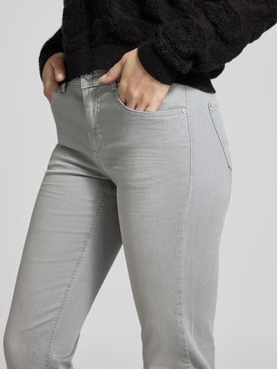 Vrouwenmodel draagt Slim Fit Jeans im 5-Pocket-Design Modell 'CICI' van Angels, grijze kleur, katoenmengsel met stretch, detailopname taille en heupen.