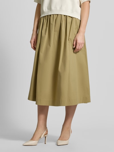 Frauenmodel trägt Midirock mit elastischem Bund Modell 'MEMORE' von Marella in A-Linie, beige, Baumwoll-Mix, Nahaufnahme Unterkörper.
