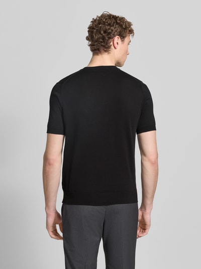 Männermodel trägt Strickshirt mit Rundhalsausschnitt von MARKUP in Schwarz, Regular Fit, glatte Textur, Rückenlänge 60 cm, Ganzkörperansicht Rückansicht.