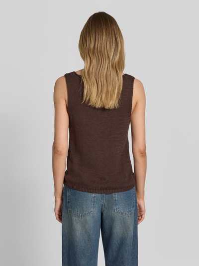 Vrouwenmodel draagt donkerbruin tricottop met V-hals van FREE/QUENT, model Grscaliva, materiaalmix met linnen, regular fit, ruglengte maat S 55 cm, volledige lichaamsopname achteraan.