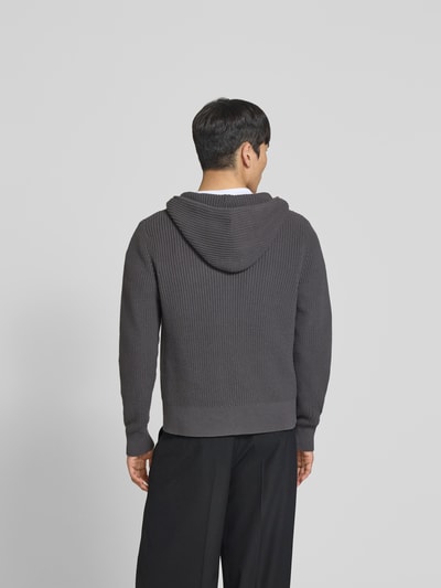 Männermodel trägt Regular Fit Jacke in Strick-Optik von WON HUNDRED in Dunkelgrau mit Kapuze, Reine Baumwolle, Ganzkörperansicht Rückansicht.