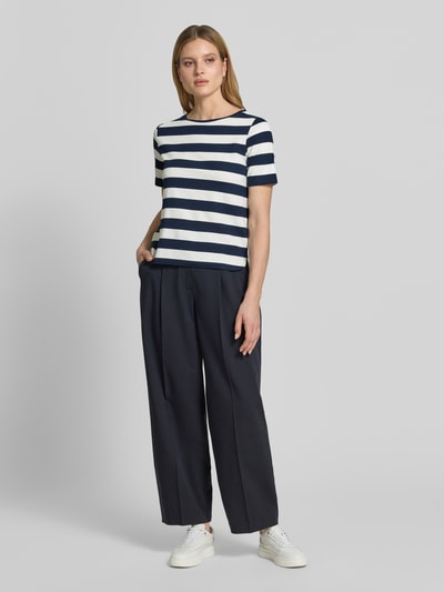 Vrouwenmodel draagt T-Shirt met Viskose-Anteil und Rundhalsausschnitt van More & More, recht model, navy-witte strepen, gladde stof, dames T-shirt, materiaal-mix met viscose, ruglengte maat 36: 57 cm, geheellichaamsbeeld van voren.