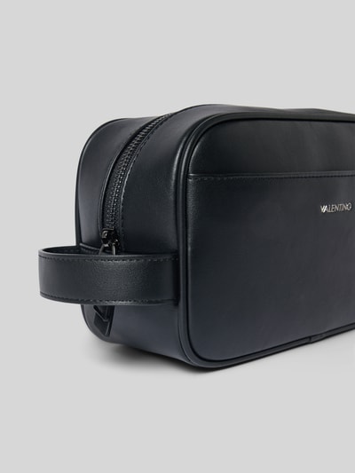 Produktfoto, kosmetyczka z detalem z logo model 'Horizo' od VALENTINO BAGS, czarna, główna przegroda z zamkiem błyskawicznym, uchwyt, przegródka zapinana na zamek błyskawiczny wewnątrz, szerokość w rozmiarze 1: 24 cm, długość w rozmiarze 1: 15 cm, głębokość w rozmiarze 1: 10 cm