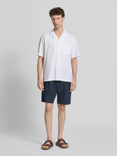 Männermodel trägt Modern Fit Freizeithemd mit Brusttasche Modell 'BLASHAWN' von Jack & Jones Premium, Strukturmuster, Ganzkörperansicht von vorne.