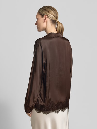 Frauenmodel trägt Relaxed Fit Bluse aus Viskose mit Spitzenbesatz von Jake*s Collection in dunklem Braun, glänzende Oberfläche, Rückenlänge 64 cm, Ärmellänge 55 cm, Reverskragen, V-Ausschnitt, Ganzkörperansicht Rückansicht.