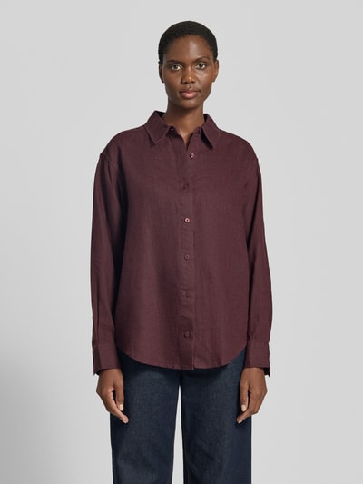 Frauenmodel trägt Regular Fit Leinenbluse mit Knopfleiste von Samsøe Samsøe, reine Leinen, Hemdblusenkragen, Ganzkörperansicht von vorne.