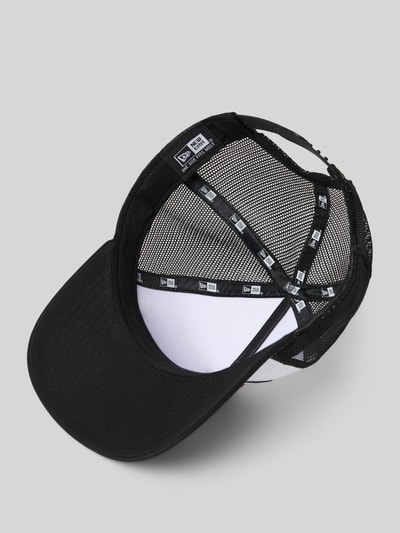 Produktfoto, Trucker Cap mit Location Patch von New Era aus reiner Baumwolle mit Mesh und Snapback, Farbe Schwarz-Weiß, Detailaufnahme