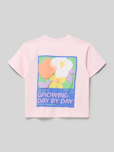 Meisje draagt Oversized T-shirt aus reiner Baumwolle van s.Oliver RED LABEL, look: effen, oversized pasvorm, fotoprint, jersey, puur katoen, korte mouw, ronde hals, ganzkörperansicht van achteren.