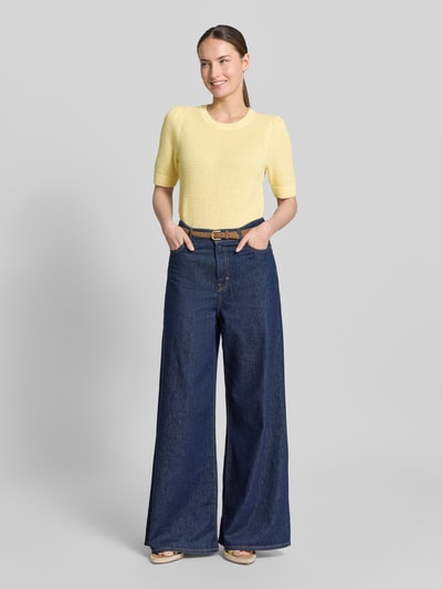 Vrouwenmodel draagt Slim Fit T-shirt in tricotlook model 'Vidalo' van Vila, puur katoen, ronde hals, ruglengte maat S 57 cm, mouwlengte 27 cm, Ganzkörperansicht von vorne