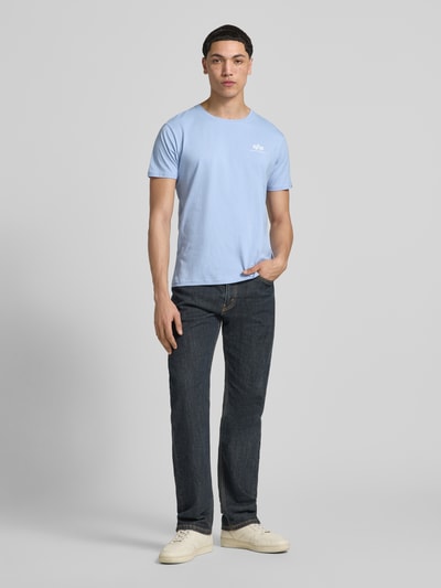 Męski t-shirt z bawełny, prosty krój, okrągły dekolt, detale z logo, T-Shirt mit Label-Details Modell 'BASIC' od Alpha Industries, długość tyłu w rozmiarze M: 67 cm, Ganzkörperansicht von vorne.