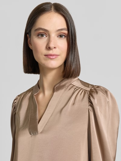 Frauenmodel trägt Langarmbluse mit Stretch-Anteil Modell 'Rosslyn' von Neo Noir, Satin, V-Ausschnitt, beige, Nahaufnahme Oberkörper.