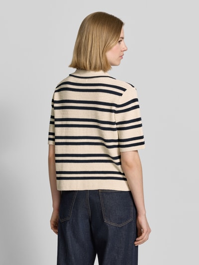 Frauenmodel trägt Strickshirt mit Knopfleiste Modell 'Dertiny' von OPUS, cremefarben mit schwarzen Streifen, Baumwoll-Mix, Ganzkörperansicht Rückansicht.